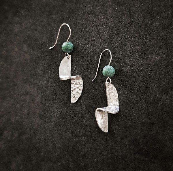 Twist earrings with malachite