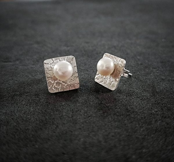 Silver stud earrings with fresh water pearl - Image 2