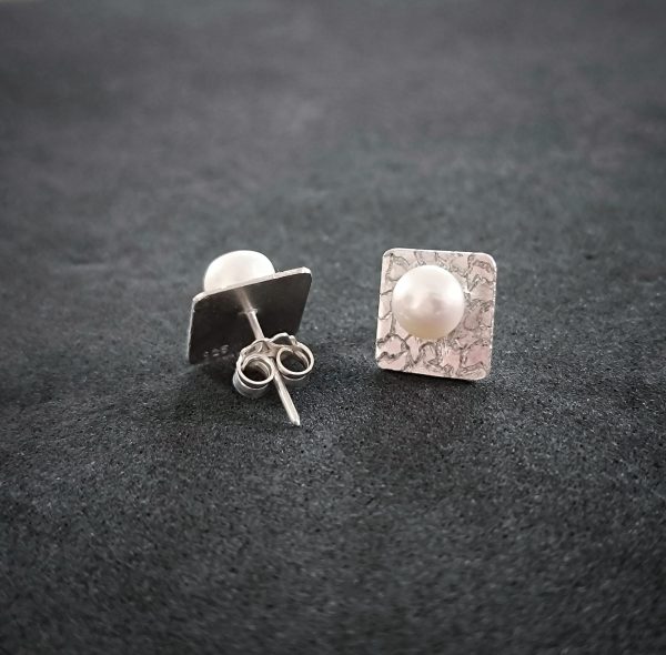 Silver stud earrings with fresh water pearl - Image 4