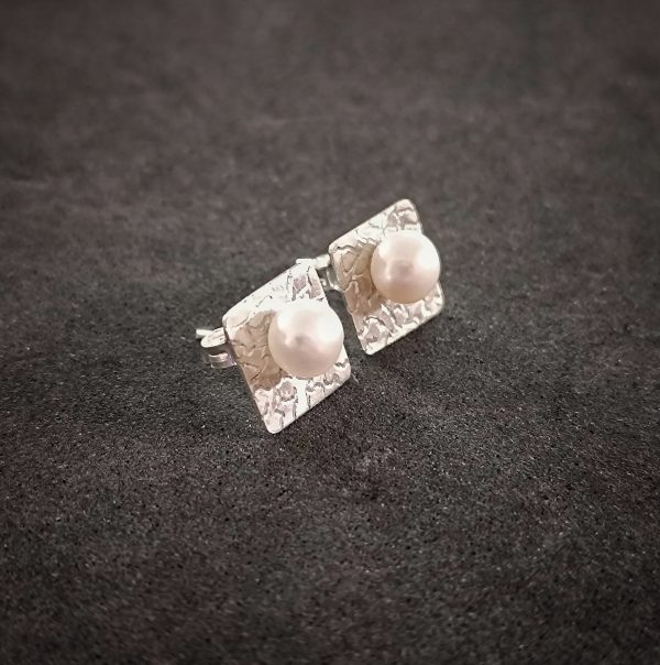 Silver stud earrings with fresh water pearl - Image 3