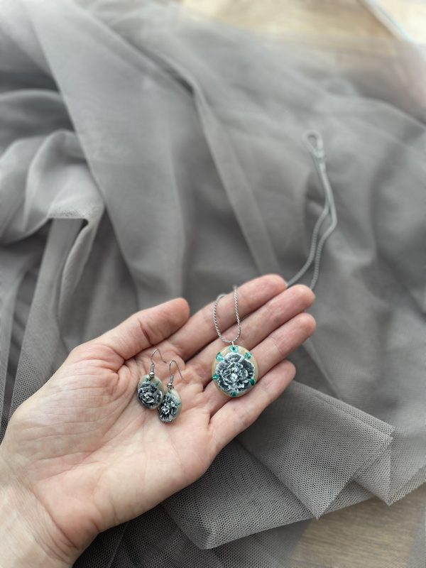 Hand Painted Pebble Jewelry Set ''Roses'' - Image 6