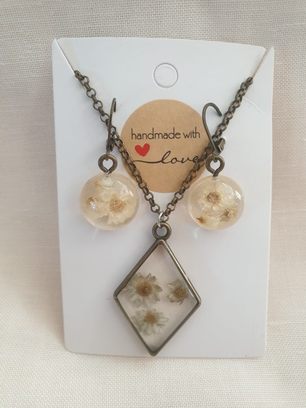 Vintage White Flowers Jewelry Set - Image 2