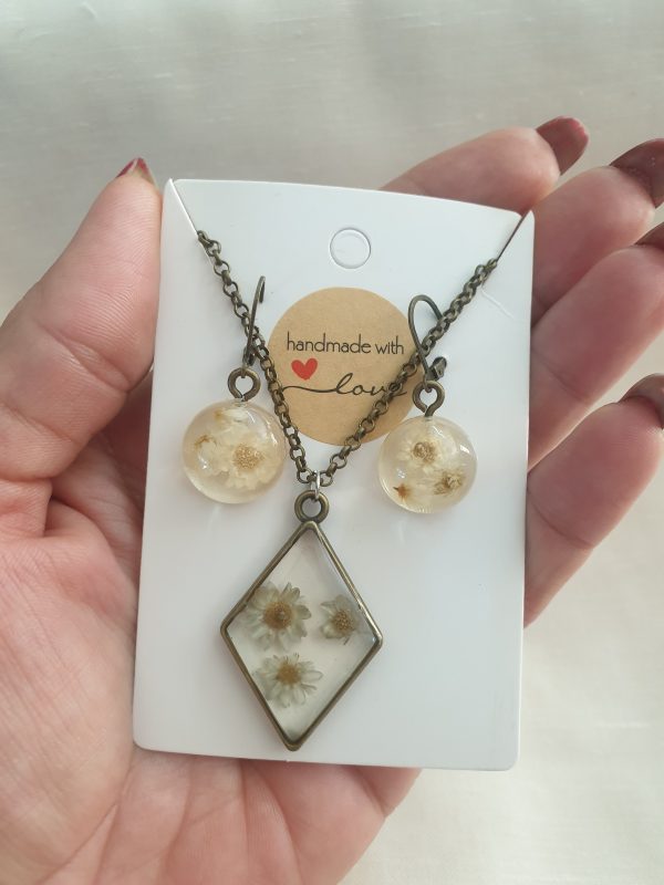 Vintage White Flowers Jewelry Set - Image 3
