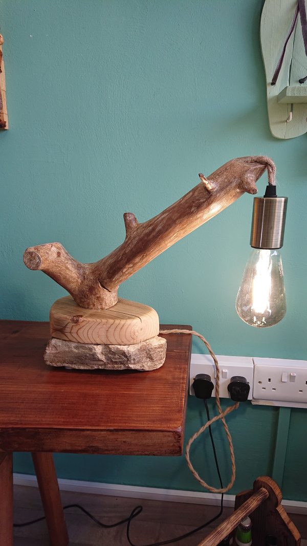 Village stone and wood table lamp - Image 6
