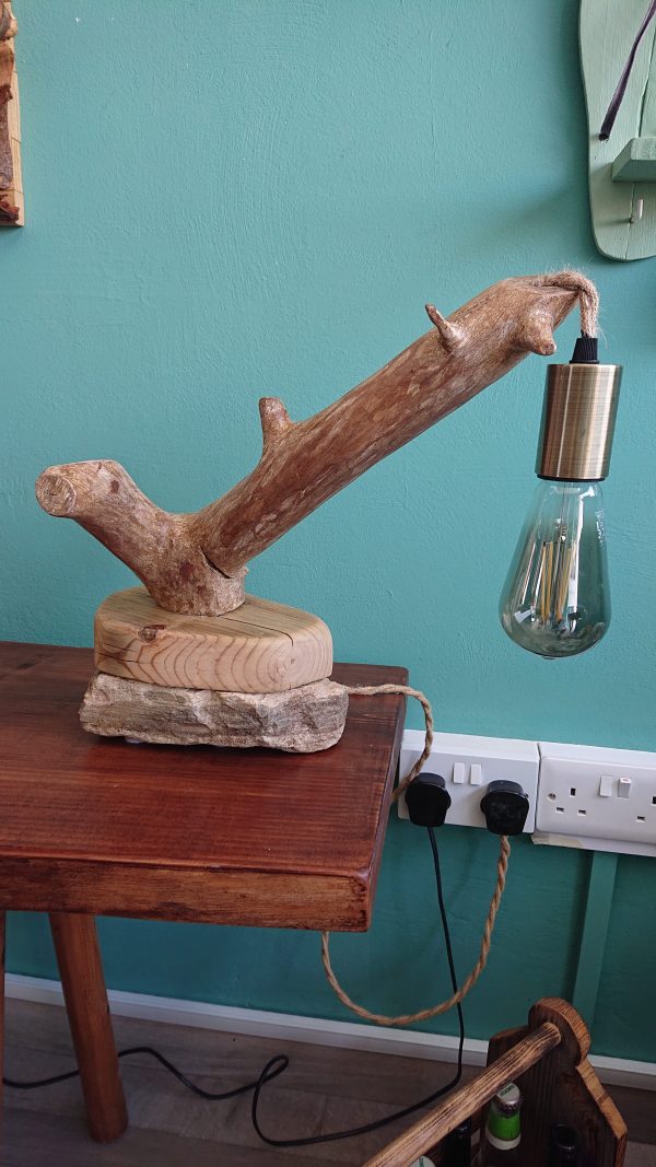 Village stone and wood table lamp - Image 5