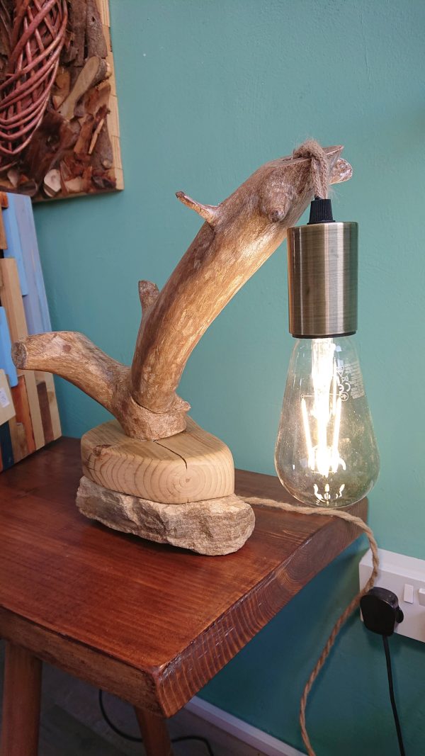 Village stone and wood table lamp - Image 3