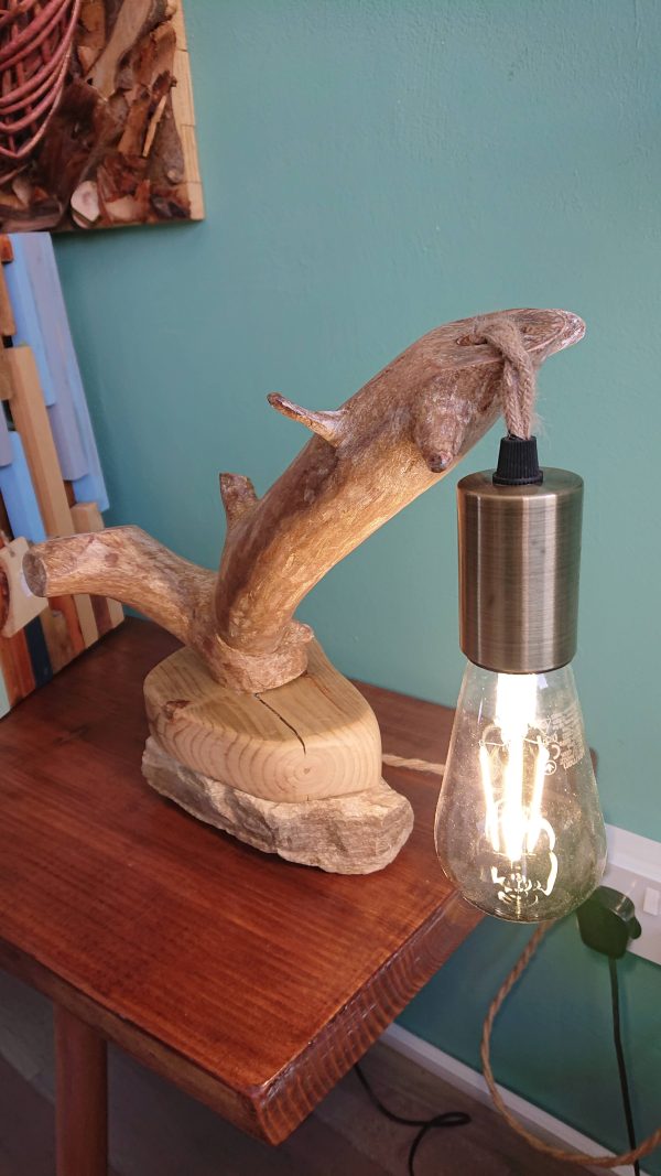 Village stone and wood table lamp - Image 2