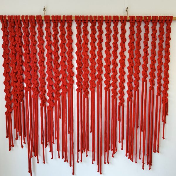 Modern Red Macrame Wall Hanging – Minimalist Handmade Décor – Sleek Coton Rope Art – Contemporary Boho Wall Tapestry – Bold Home Accent