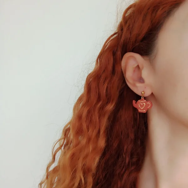 Orange kettles with gold details