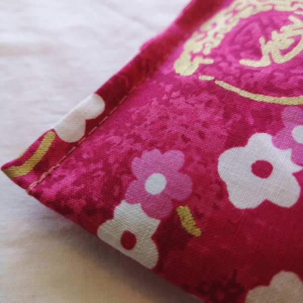 Lavender eye pillow - Pink Daisies detail -Alfred Shaheen fabrics