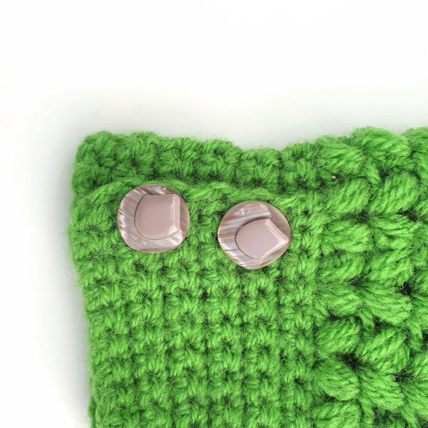 green cozy & warm crocheted mittens - detail buttons