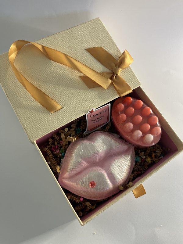 Gift box Bath bomb and natural massage soap with loofh